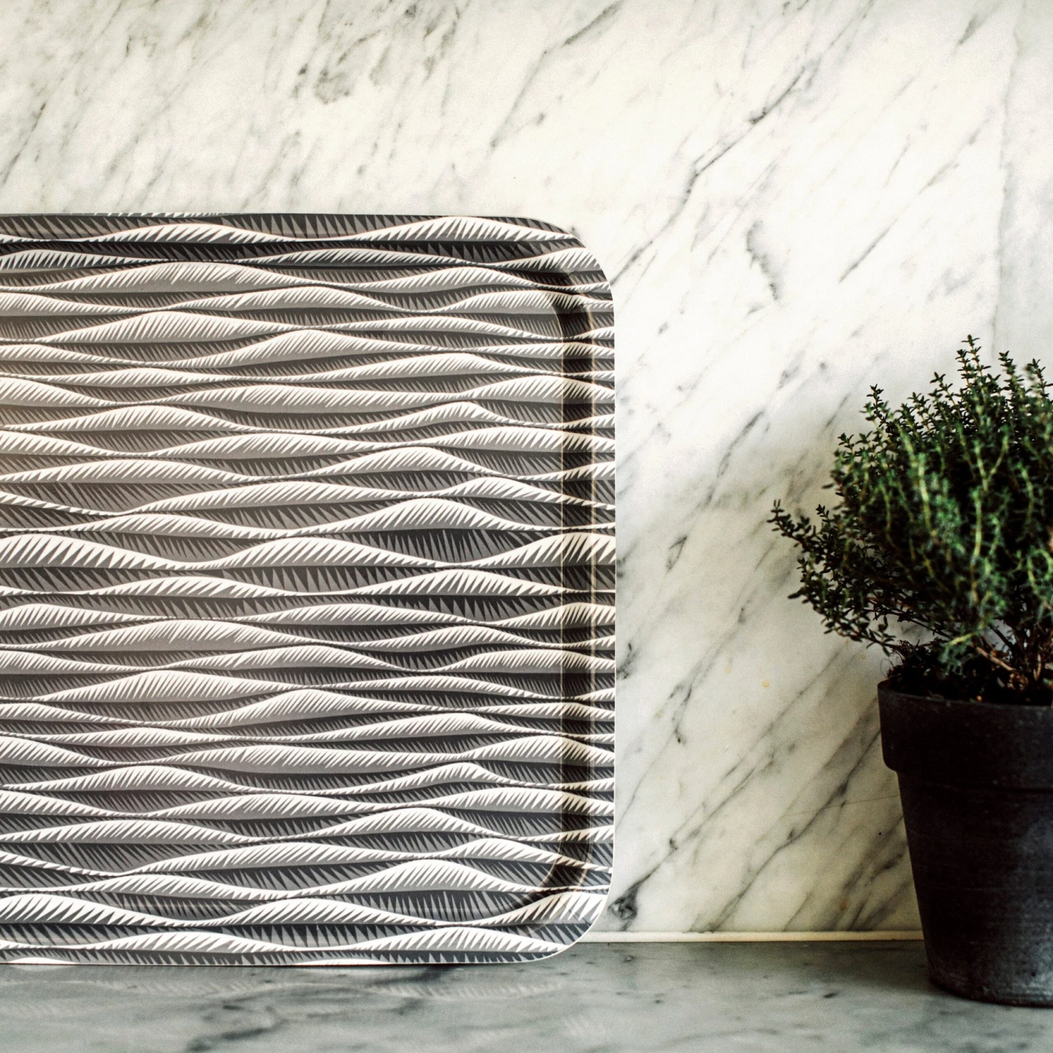 Tablett Stig Lindberg Korrugalion 43 X 33 Cm Grau 3 Tablett Stig Lindberg Korrugalion 43 X 33 Cm Grau – Bild 3